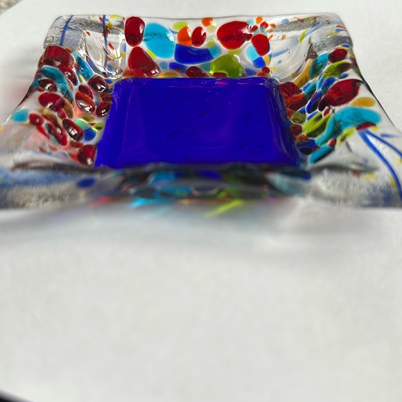 Me2U EUC Kathy Hudson artist’s original handmade fused glass dish. 4”x 4”x 3/4” - Picture 4 of 4